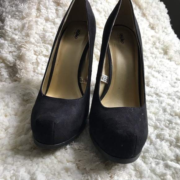 Mossimo Black faux suede platform pumps - Picture 2 of 6